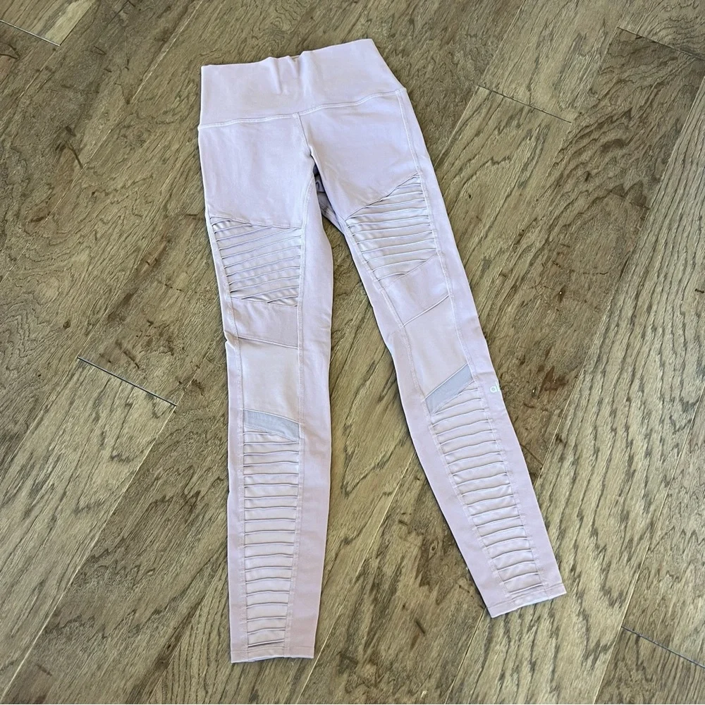 Alo Yoga High Waist Moto Legging in Lavender Cloud, Size Small